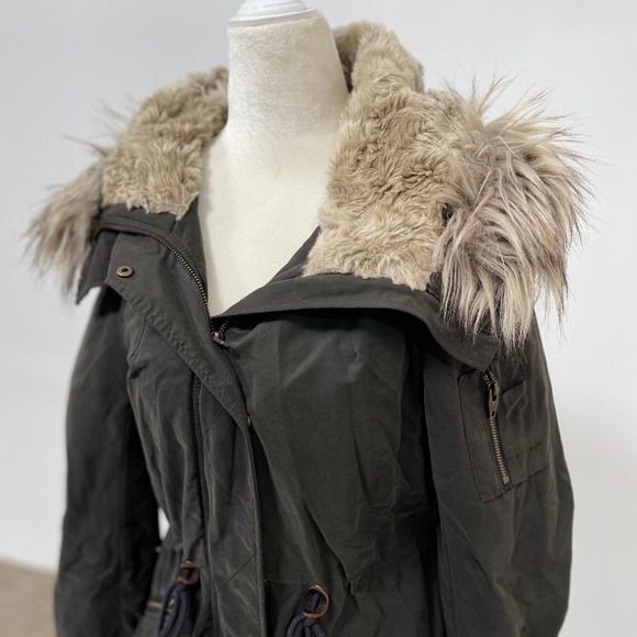 H&M Quilted Lined Hooded Faux Fur Trim Full Zip Woman Coat Size 2 Olive Color - Picture 1 of 15